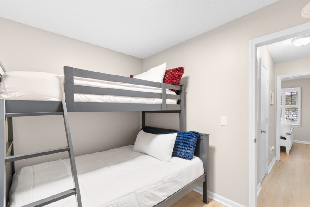 2010HillsideDrBedrooms 6 pvvd7s.png.jpg