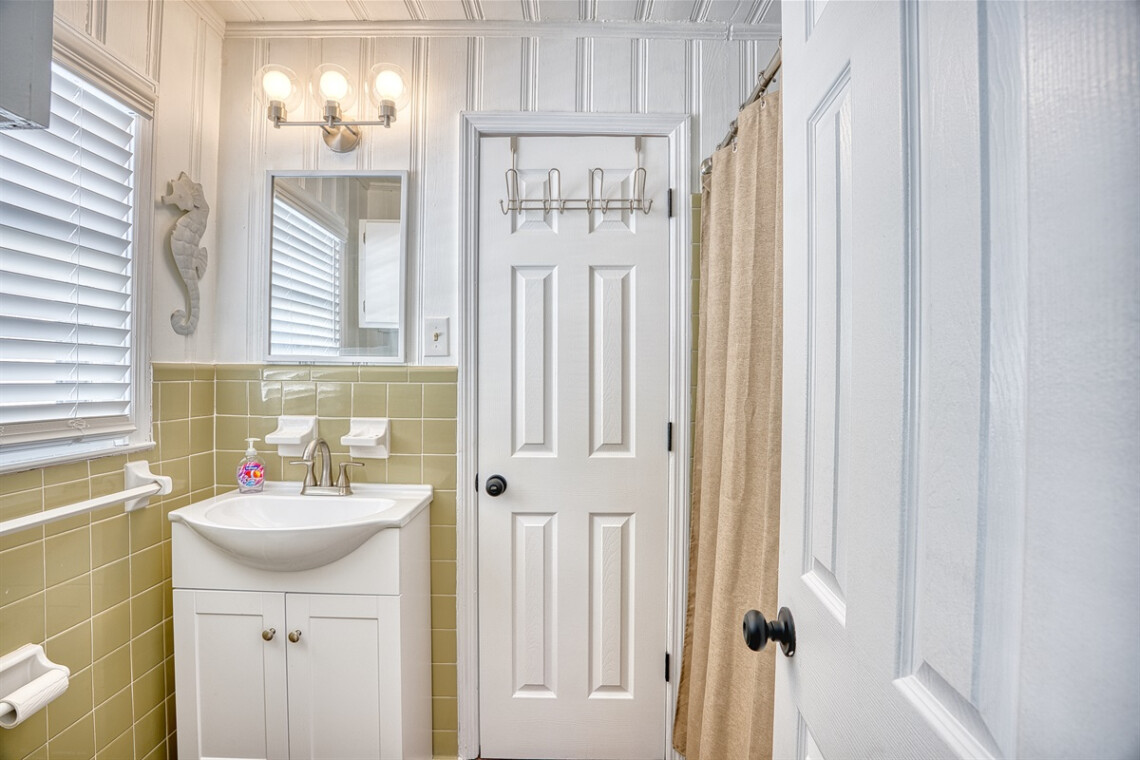 Full Jack n Jill Bath Upstairs va5gwu.png.jpg