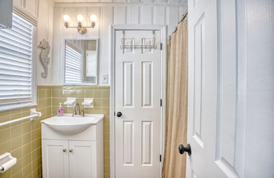 Full Jack n Jill Bath Upstairs va5gwu.png.jpg
