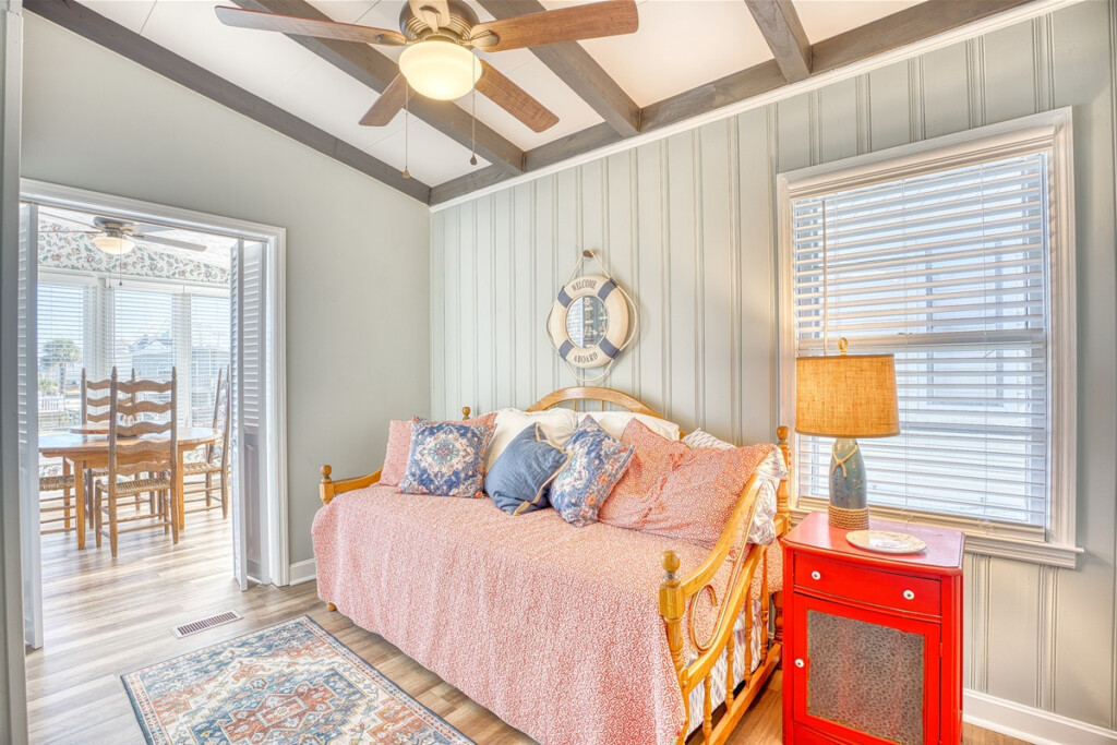Upstairs Daybed Bedroom 2 os7gom.png.jpg