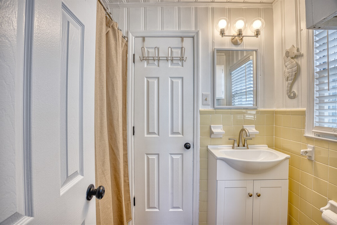Upstairs Queen Bed with Full Bathroom jfvaqw.png.jpg