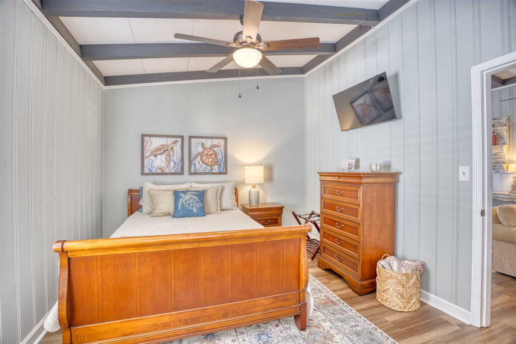 Upstairs Queen Bedroom 4 onoske.png.jpg