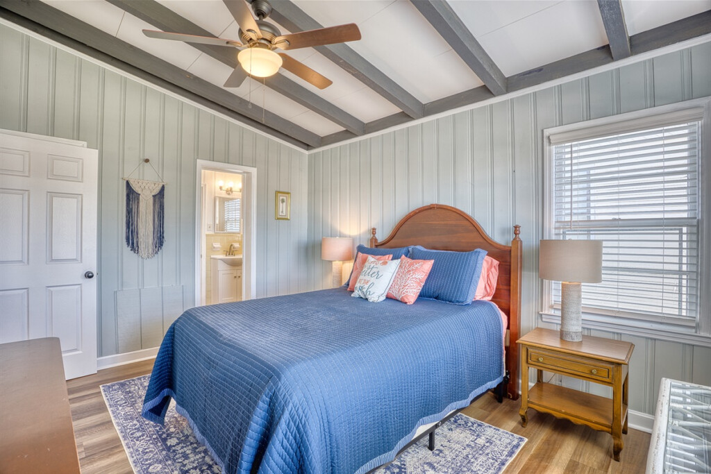 Upstairs Queen Bedroom qd6pwu.png.jpg