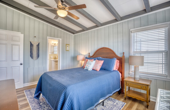 Upstairs Queen Bedroom qd6pwu.png.jpg
